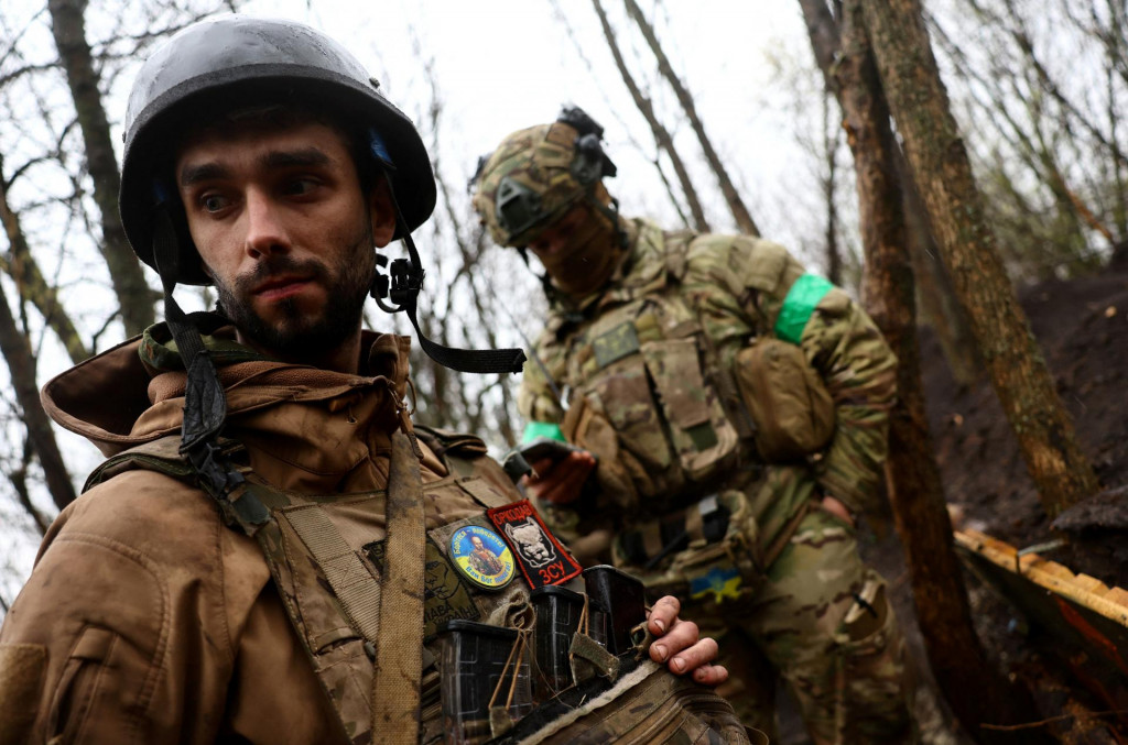 Ukrajinská delostrelecká jednotka operuje z blatistých zákopov blízko Bakhmutu. FOTO: Reuters