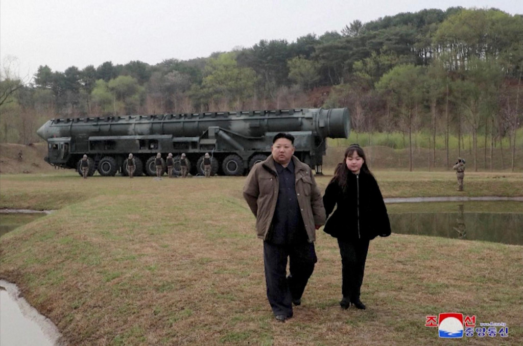 Severokórejský vodca Kim Čong-un a jeho dcéra sledujú testovací štart údajne novej medzikontinentálnej balistickej rakety na tuhé palivo Hwasong-18. FOTO: Reuters