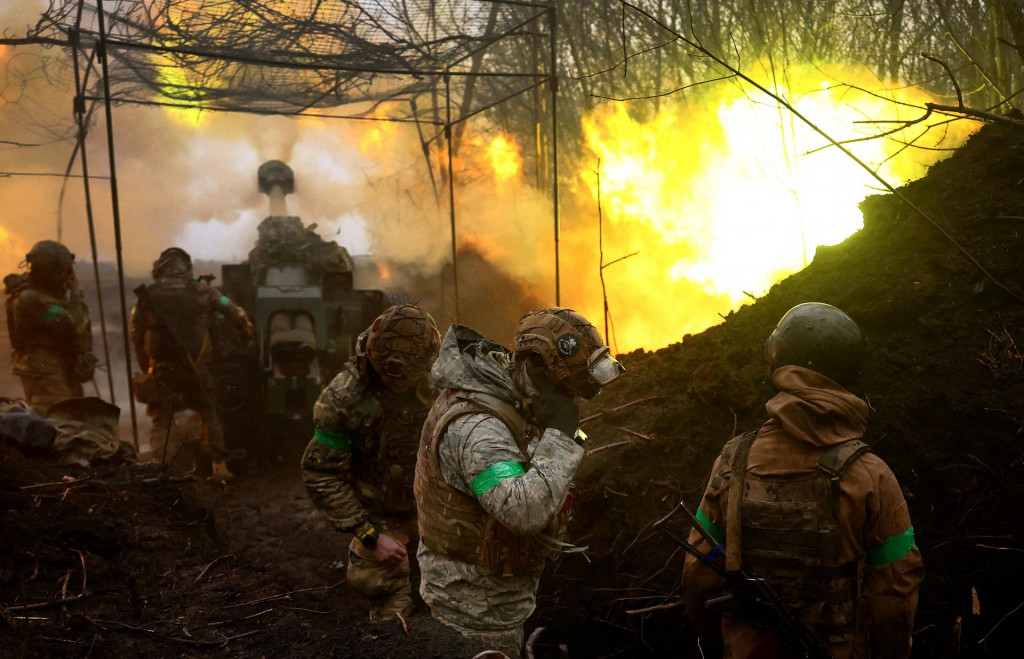 Ukrajinské delostrelectvo páli na ruské pozície pri Bachmute. FOTO: Reuters