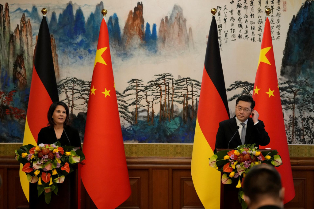 Nemecká ministerka zahraničia Annalena Baerbock a čínsky minister zahraničných vecí Čchin Kang. FOTO: Reuters