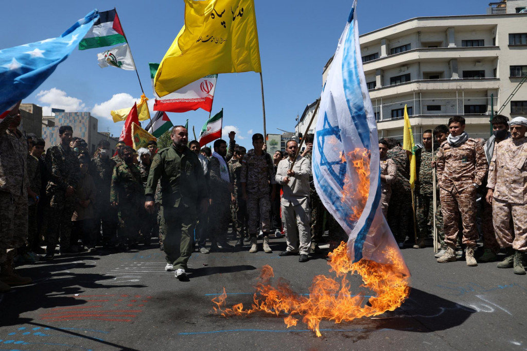 Iránci pália izraelskú vlajku počas zhromaždenia pri príležitosti výročného dňa Jeruzalema. FOTO: Wana News Agency