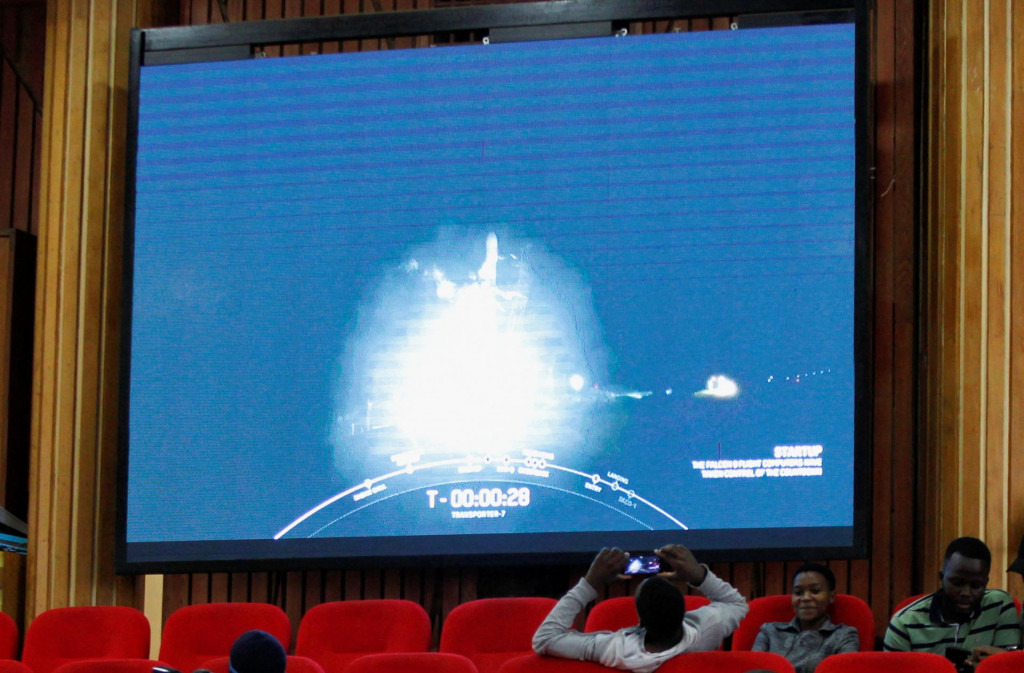 Na univerzite v Nairobi sledujú prípravy na vypustenie prvého kenského satelitu. FOTO: Reuters