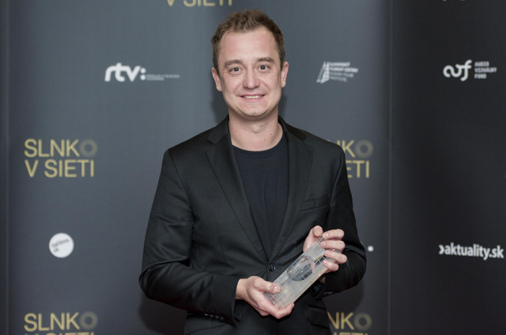 Režisér Michal Blaško pózuje po prevzatí ceny za Najlepšiu filmová réžiu za film Obeť počas udeľovania národných filmových cien Slnko v sieti. FOTO: TASR/Pavol Zachar