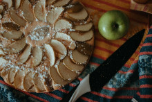 Jablkový koláč vás prekvapí svojou jednoduchosťou a chuťou.