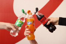 Nové neodnímateľné uzávery na známych nápojoch. FOTO: Coca-cola