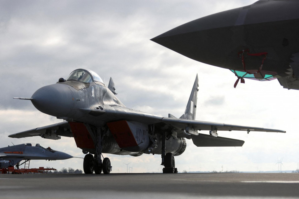 Lietadlá MiG-29 a F-35. FOTO: Reuters