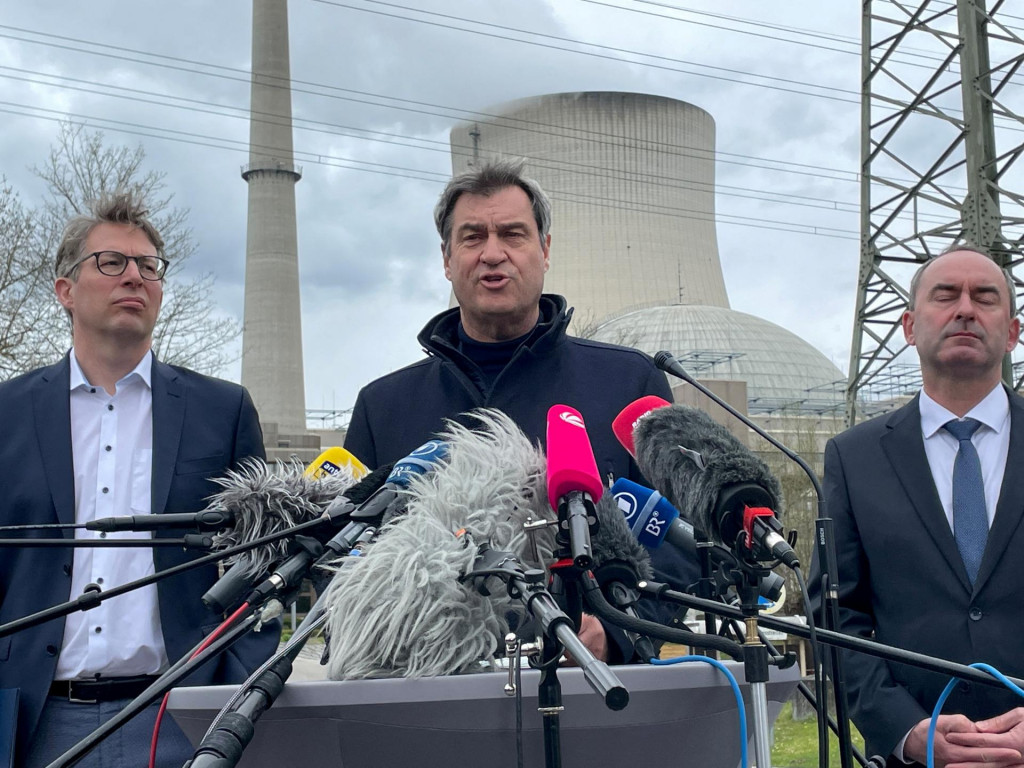 Bavorský premiér Markus Söder pred atómovou elektrárňou Isar 2. FOTO: Reuters