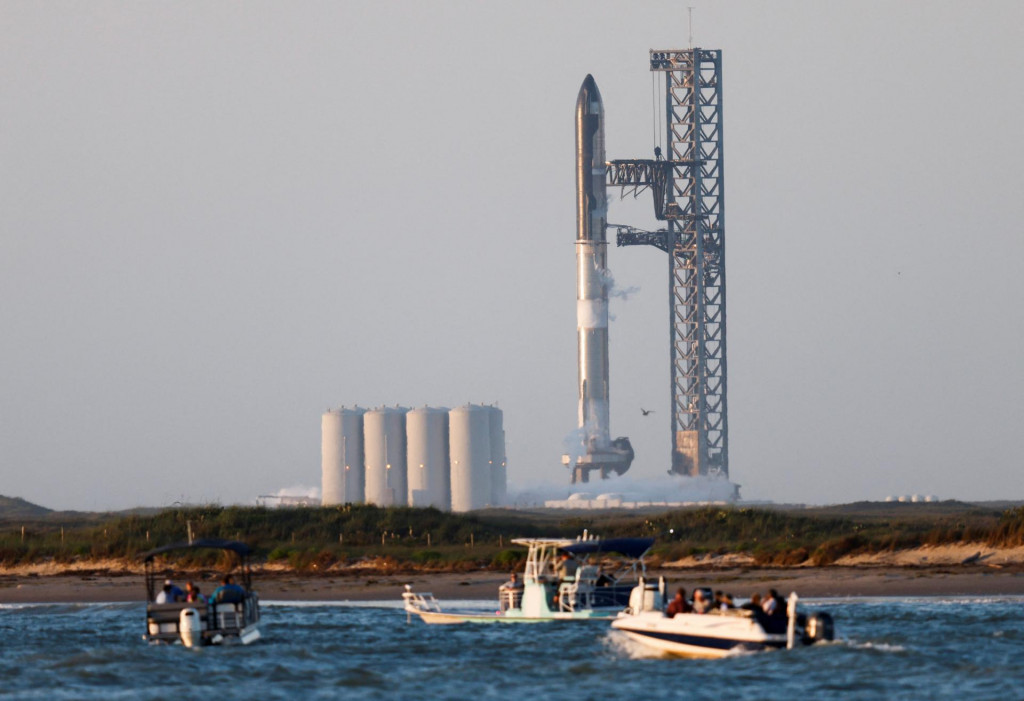 Vesmírna loď SpaceX na orbitálnej testovacej misii neďaleko Brownsville v Texase. FOTO: Reuters