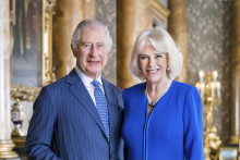 Britský kráľ Karol III. a kráľovná manželka Kamila pózujú v Modrom salóne Buckinghamského paláca v Londýne.