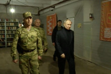 Ruský prezident Vladimir Putin na návšteve veliteľstva národnej gardy v Luhanskom regióne. FOTO: Reuters