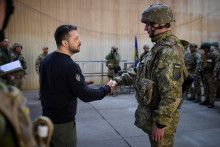 Ukrajinsk&yacute; prezident Volodymyr Zelenskyj nav&scaron;t&iacute;vil vojakov vo frontovom meste Avdijivka v Doneckej oblasti. FOTO: Ukrajinsk&aacute; prezidentsk&aacute; kancel&aacute;ria