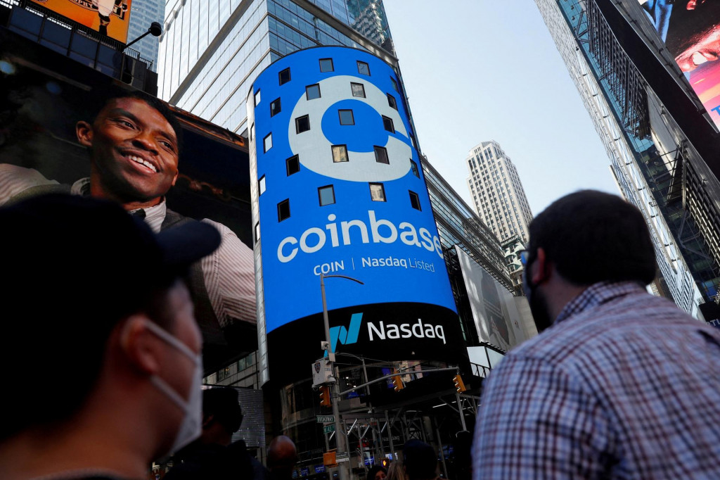 Logo Coinbase na Times Square v New Yorku. FOTO: Reuters