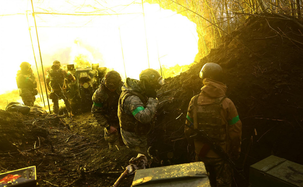 Ukrajinské delostrelectvo páli na nepriateľské pozície pri Bachmute. FOTO: Reuters