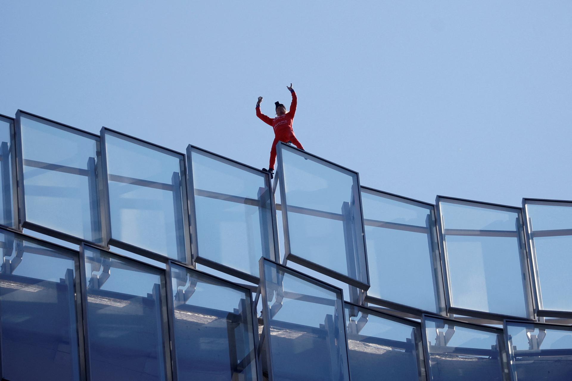 Francúzsky lezec na protest proti dôchodkovej reforme zdolal mrakodrap. Macron sa má vrátiť na zem, tvrdí