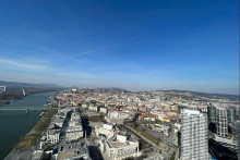 Výhľad z prvého slovenského mrakodrapu Eurovea Tower v Bratislave.

FOTO: HN/Petra Uhráková