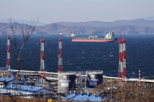 Ropný tanker Fuga Bluemarine kotví pri terminále Kozmino neďaleko prístavného mesta Nachodka v Rusku. FOTO: Reuters