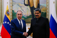 Venezuelský prezident Nicolas Maduro a ruský minister zahraničia Sergej Lavrov. FOTO: Reuters
