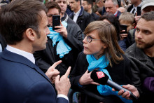 Francúzsky prezident Emmanuel Macron sa háda s odporkyňou dôchodkovej reformy počas návštevy vo francúzskom Sélestate. FOTO: TASR/AP