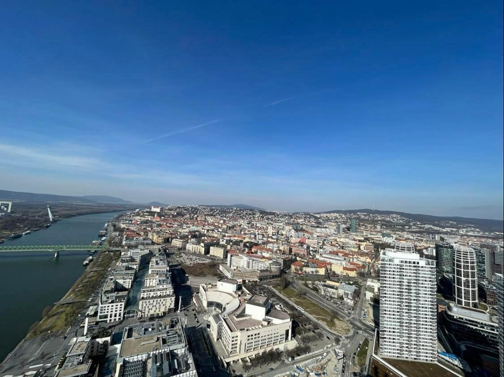 Výhľad z prvého slovenského mrakodrapu Eurovea Tower v Bratislave.

FOTO: HN/Petra Uhráková