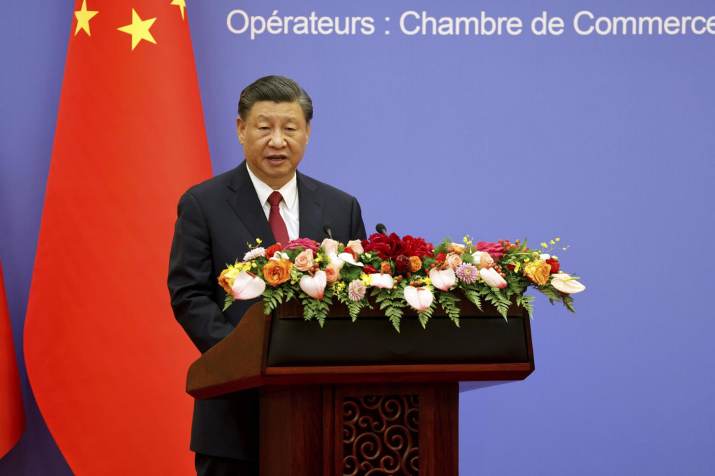 Čínsky prezident Si Ťin-pching počas prejavu na stretnutí francúzsko-čínskej obchodnej rady s francúzskym prezidentom Emmanuelom Macronom v Pekingu 6. apríla 2023. SNÍMKA: TASR/AP