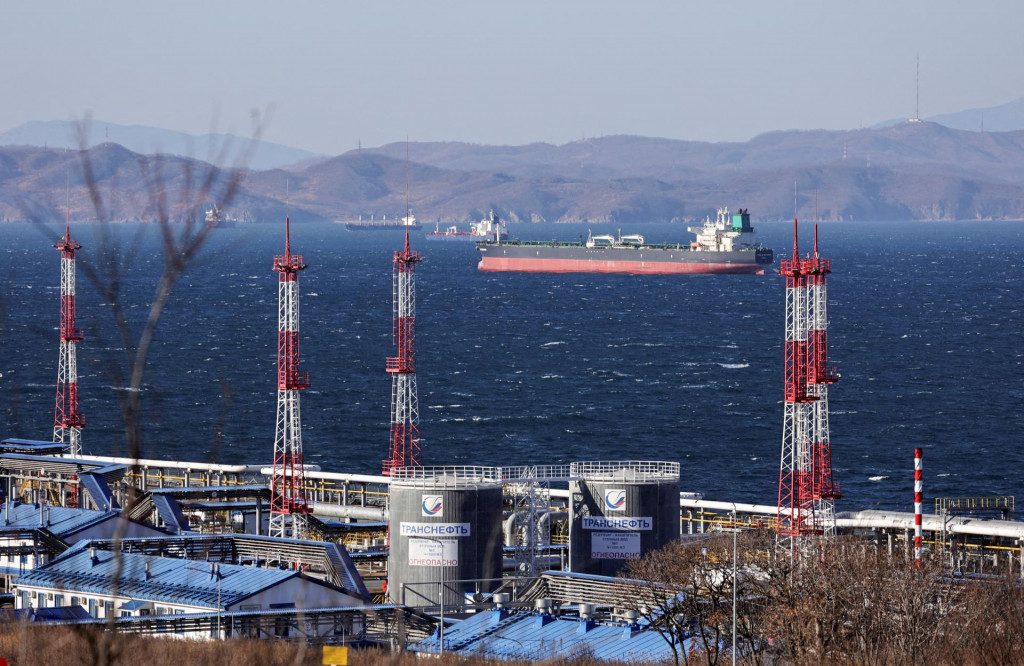 Ropný tanker Fuga Bluemarine kotví pri terminále Kozmino neďaleko prístavného mesta Nachodka v Rusku. FOTO: Reuters
