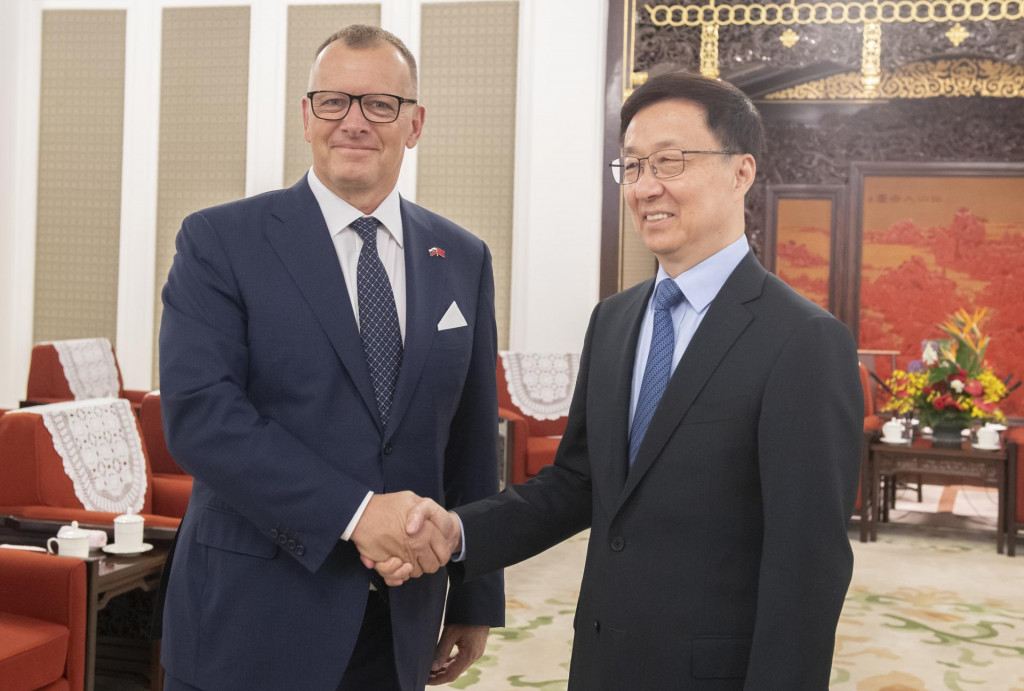 Predseda Národnej rady Boris Kollár a čínsky viceprezident Chan Čeng. FOTO: TASR/Martin Baumann