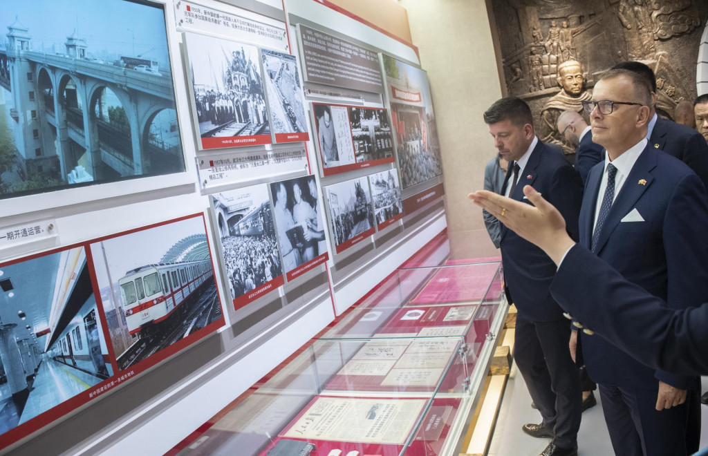 Na snímke predseda Národnej rady Boris Kollár a poslanec  Martin Borguľa počas návštevy železničnej spoločnosti China Railway International Group v Pekingu. FOTO: TASR/Martin Baumann