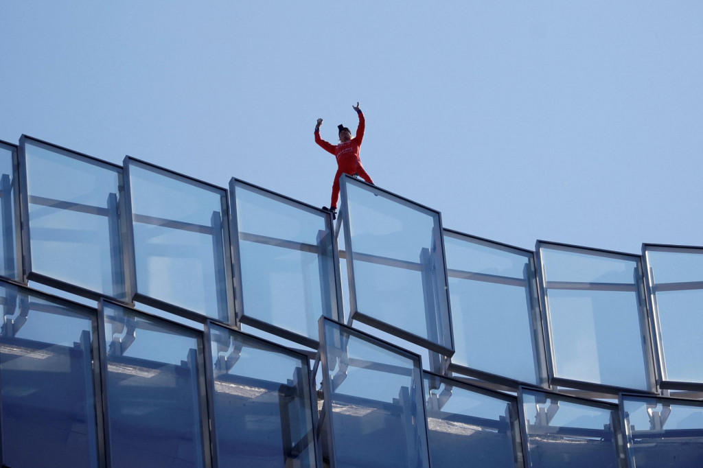 Francúzsky „Spiderman“ Alain Robert máva z vrcholu mrakodrapu Tour Alto vo finančnej a obchodnej štvrti La Defense a po tom, čo naň vyliezol v Courbevoie neďaleko Paríža. FOTO: Reuters