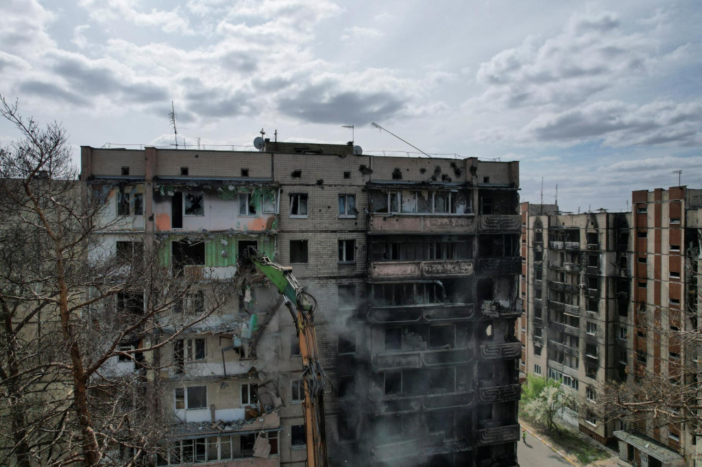 Ťažko poškodená budova počas ruského útoku v ukrajinskom meste Irpin. FOTO: Reuters