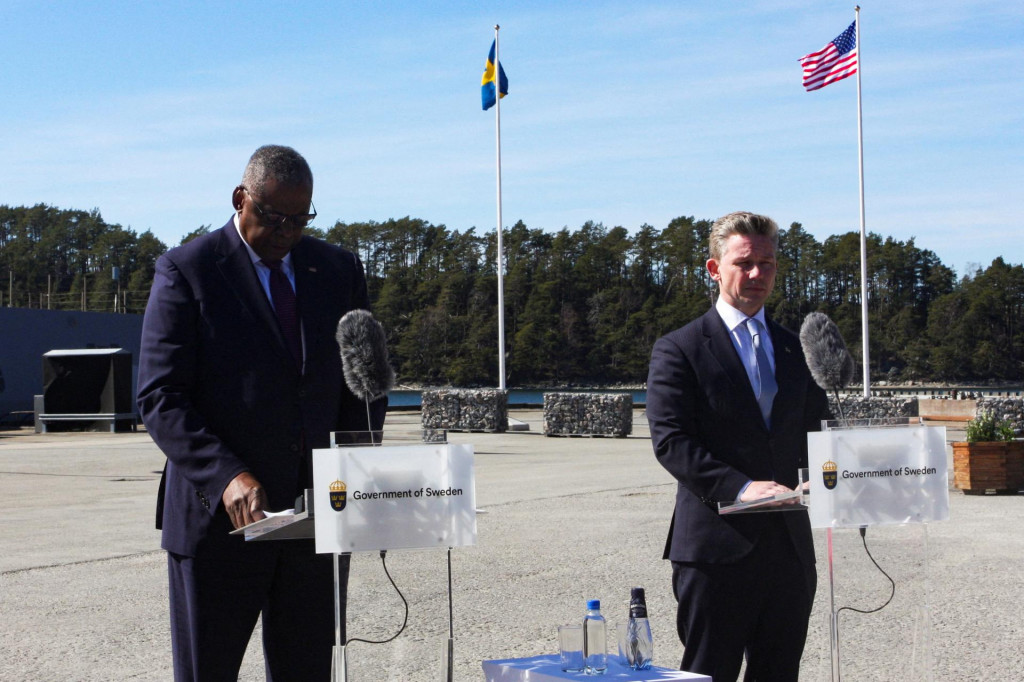 Americký minister obrany Lloyd Austin na tlačovej konferencii so švédskym ministrom obrany Palom Jonsonom. FOTO: Reuters