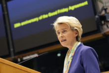 Predsedníčka Európskej komisie Ursula von der Leyenová počas prejavu na plenárnom zasadnutí Európskeho parlamentu. FOTO: TASR/AP