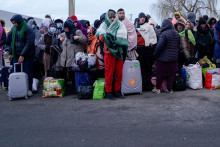 Ľudia, ktorí utiekli pred ruskou inváziou na Ukrajine, čakajú na nástup do autobusu smerujúceho do utečeneckého centra zriadeného v poľskom meste Przemysl. FOTO: Reuters