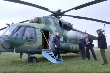 Rusk&yacute; prezident Vladimir Putin vystupuje z vrtuľn&iacute;ka počas n&aacute;v&scaron;tevy okupovan&yacute;ch čast&iacute; Ukrajiny. FOTO: TASR/AP
