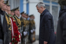 Gener&aacute;lny tajomn&iacute;k NATO Jens Stoltenberg vzd&aacute;va hold zabit&yacute;m ukrajinsk&yacute;m vojakom pri pam&auml;tn&iacute;ku v Kyjeve. FOTO: Reuters