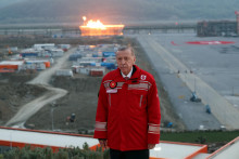 Turecký prezident Tayyip Erdogan sa zúčastňuje na slávnostnom odhalení prvej dodávky zemného plynu do národnej siete z tureckého objavu v Čiernom mori. FOTO: Reuters