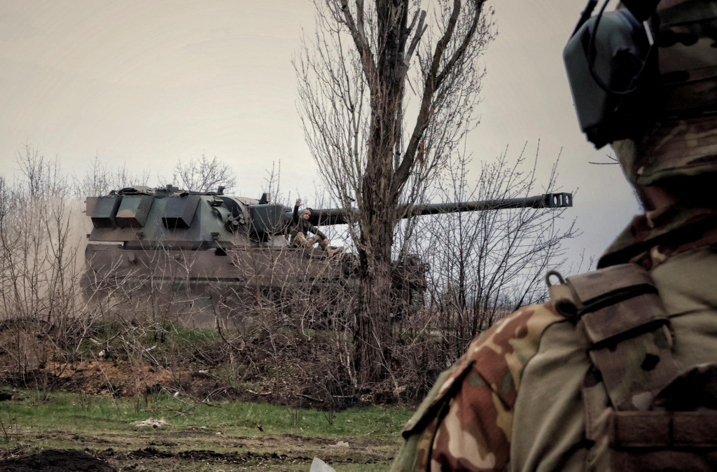 Slovensko darovalo brániacej sa Ukrajine lietadlá, húfnice aj muníciu. FOTO: Reuters