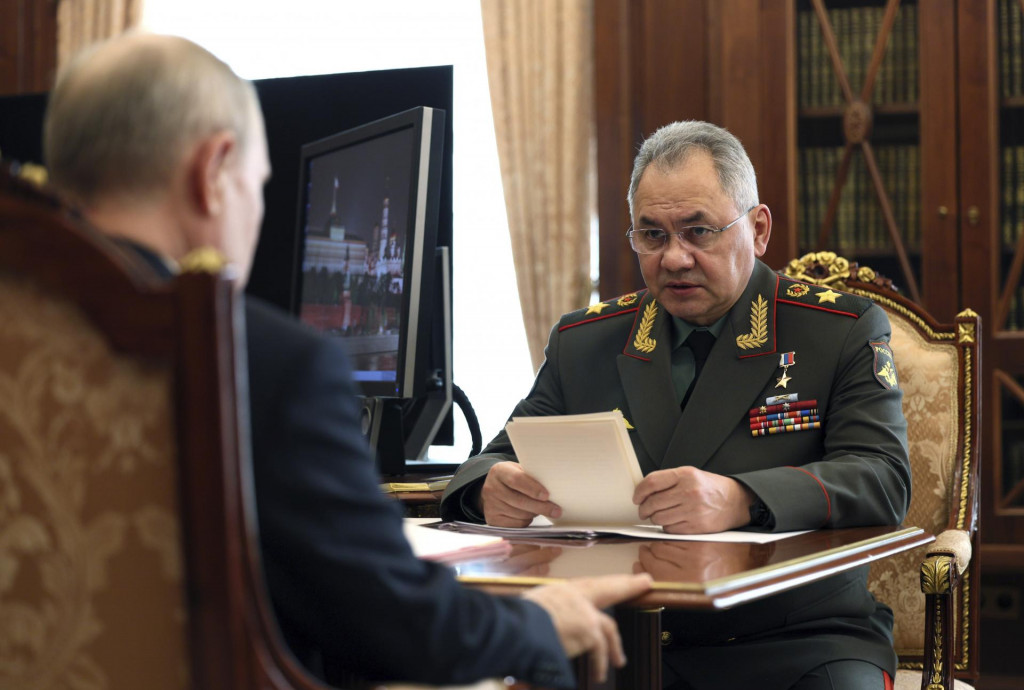 Ruský minister obrany Sergej Šojgu (vpravo) a ruský prezident Vladimir Putin počas stretnutia v Moskve. FOTO: TASR/AP