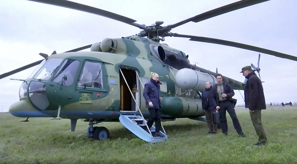 Ruský prezident Vladimir Putin vystupuje z vrtuľníka počas návštevy okupovaných častí Ukrajiny. FOTO: TASR/AP
