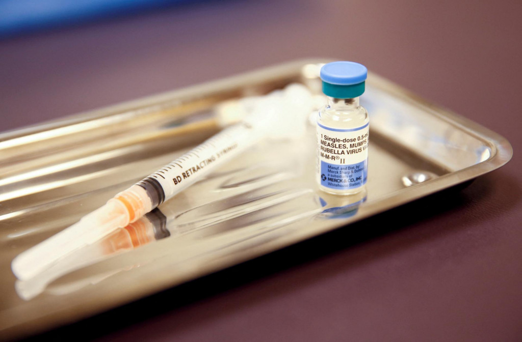 Ampulka s vakcínou proti osýpkam, mumpsu a ružienke. FOTO: Reuters