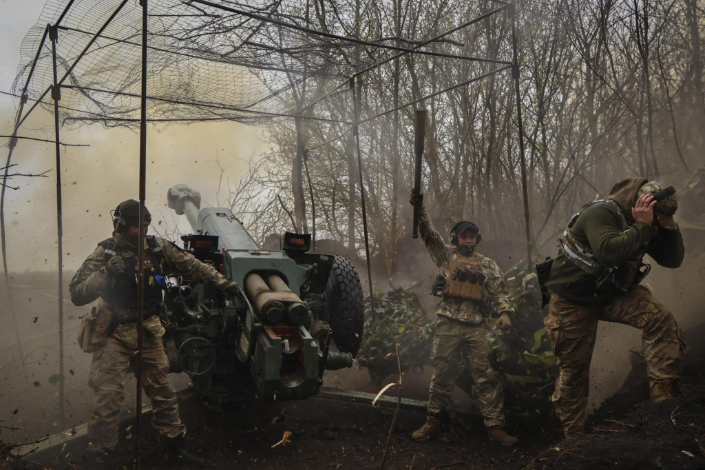 Ukrajinskí vojaci strieľajú z húfnice D-30 na frontovej línii. FOTO: TASR/AP