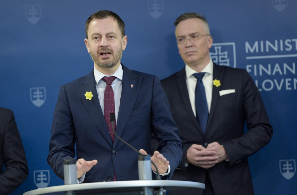 Ddočasne poveren&yacute; premi&eacute;r Eduard Heger a &scaron;t&aacute;tny tajomn&iacute;k ministerstva financi&iacute; Marcel Klimek. FOTO: TASR/Pavol Zachar