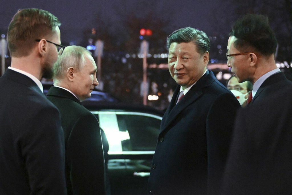 Počas nedávnej bombastickej návštevy Moskvy predniesol Si Ťin-pching smerom k Putinovi svoju obľúbenú frázu, že svet zažíva zmeny, aké za posledných sto rokov nevidel. „Poďme tieto zmeny riadiť spoločne,“ dodal a Putin s úsmevom pritakal. FOTO: Reuters