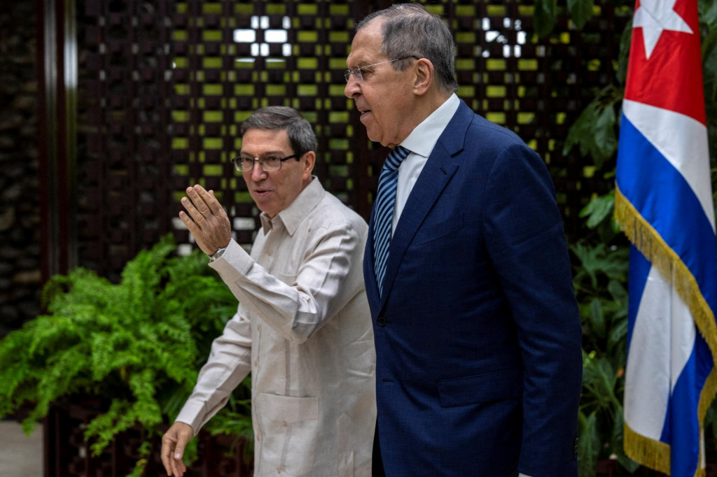 Ruský minister zahraničných vecí Sergej Lavrov kráča s kubánským ministrom zahraničných vecí Brunom Rodriguezom počas stretnutia v Havane. FOTO: Reuters