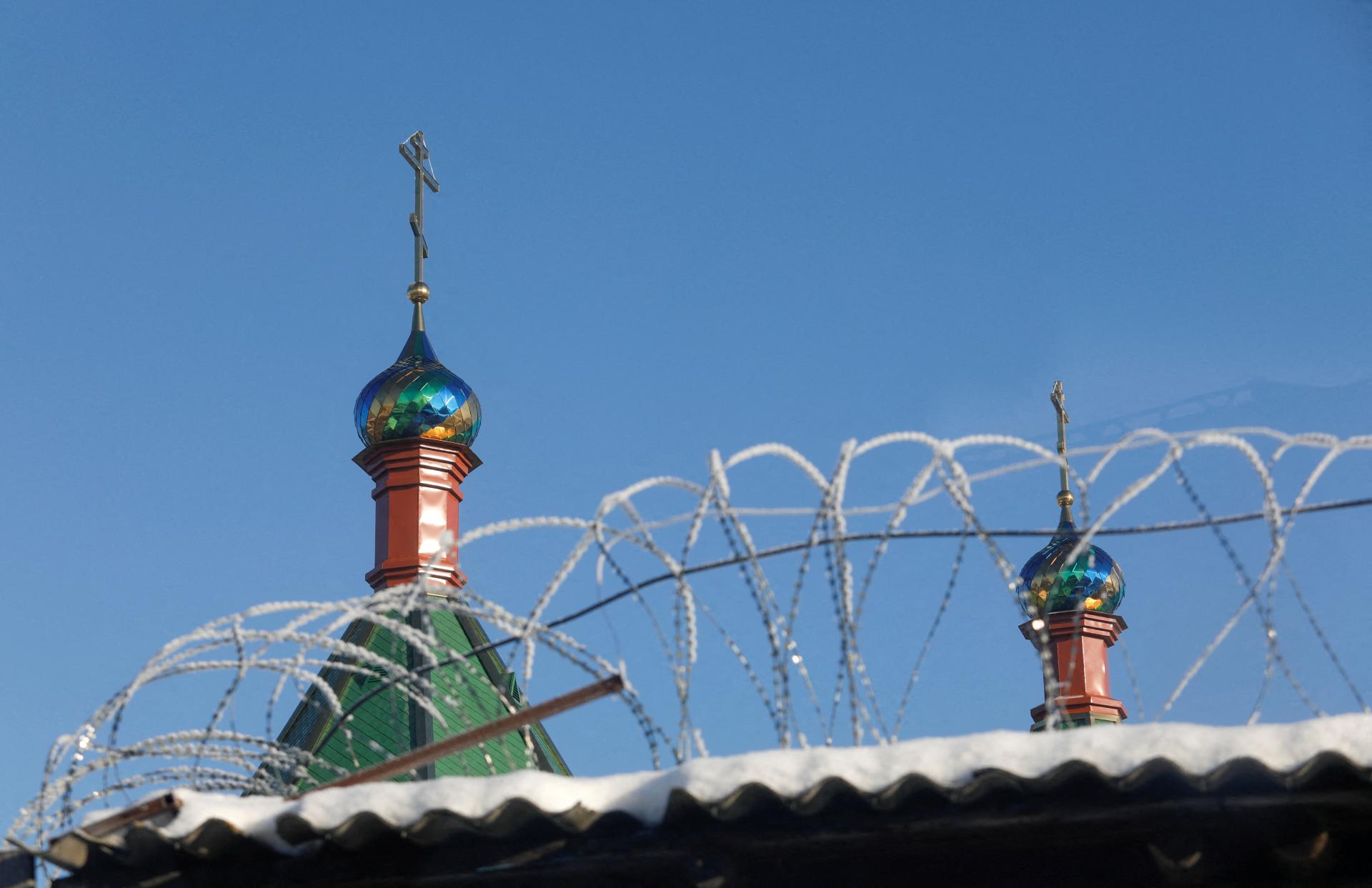 Ukrajina vymenila s Ruskom pravoslávneho kňaza za 28 vojnových zajatcov. Je spájaný s Moskvou
