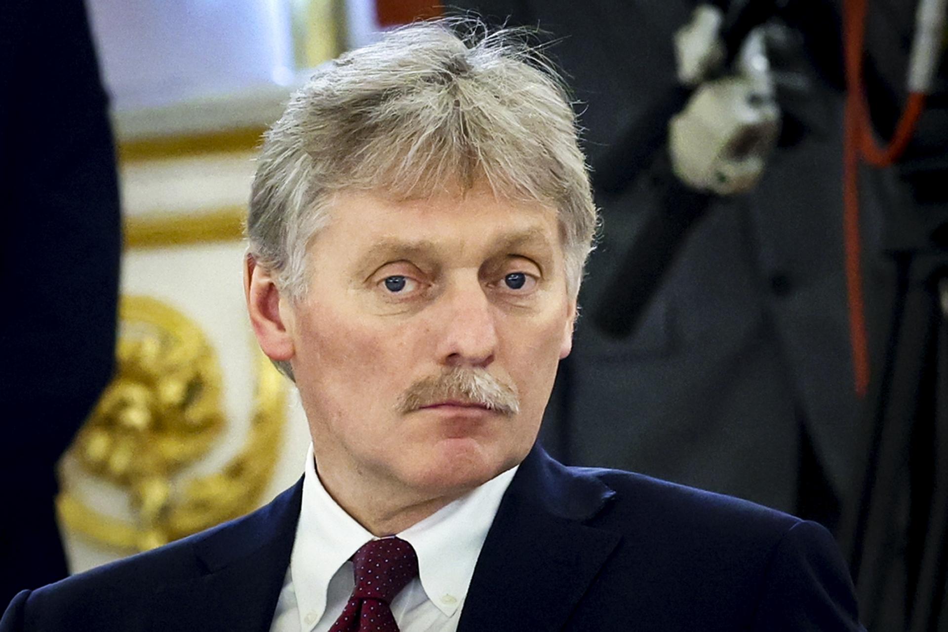 Kremeľ sleduje správy o nových možných sankciách, uviedol Peskov