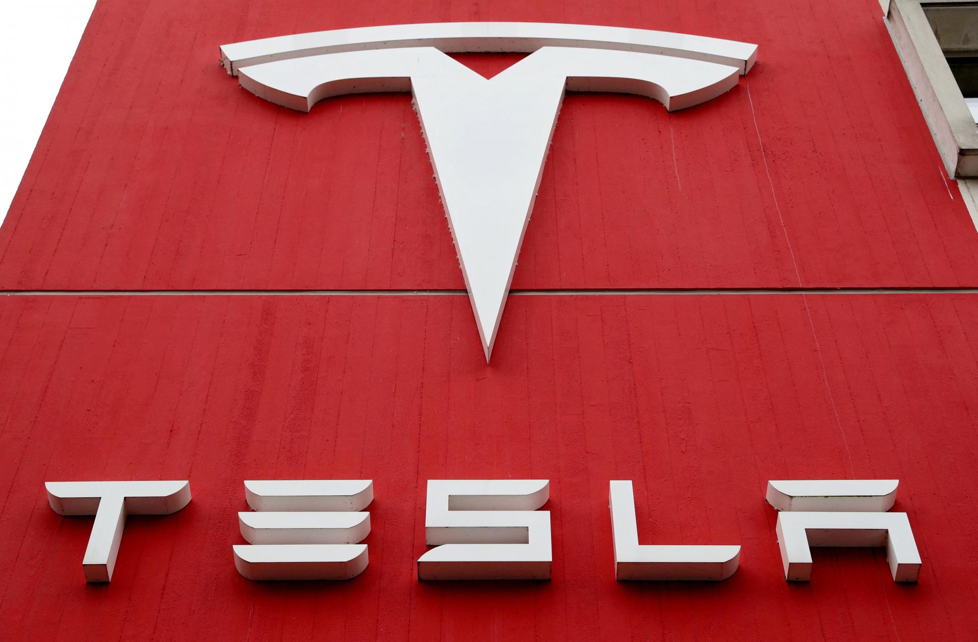 Tesla v USA vyhrala prvý súd o nehode, v ktorom figuroval jej autopilot