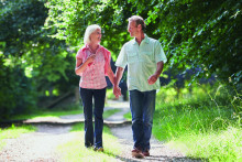 Sedavý životný štýl môže prispieť k zhoršeniu kvality zdravia. Prestávky využite na prechádzku.