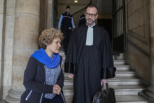 Corinne Adlerová (vľavo), ktorá prežila teroristický útok na synagógu v roku 1980, keď mala 14 rokov, prichádza so svojím advkátom Davidom Pereom na súd v Paríži. 67-ročný libanonsko-kanadský akademik Hassan Diab, ktorý je jediný podozrivý z bombového útoku pred parížskou synagógou, sa zúčastní na procese po takmer 43 rokoch od incidentu. FOTO: TASR/AP