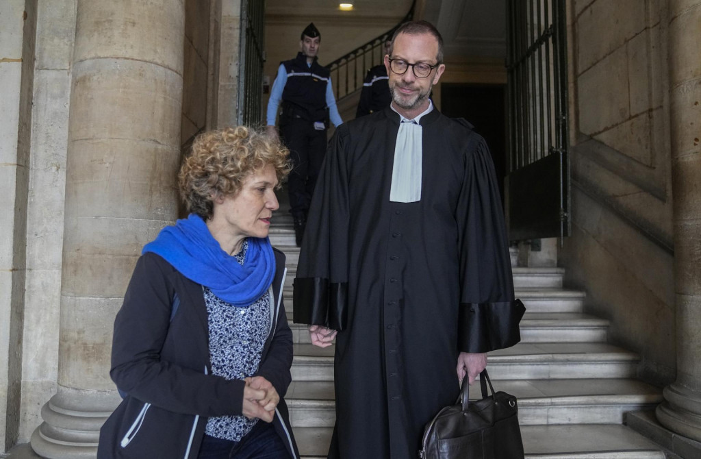 Corinne Adlerová (vľavo), ktorá prežila teroristický útok na synagógu v roku 1980, keď mala 14 rokov, prichádza so svojím advkátom Davidom Pereom na súd v Paríži. 67-ročný libanonsko-kanadský akademik Hassan Diab, ktorý je jediný podozrivý z bombového útoku pred parížskou synagógou, sa zúčastní na procese po takmer 43 rokoch od incidentu. FOTO: TASR/AP