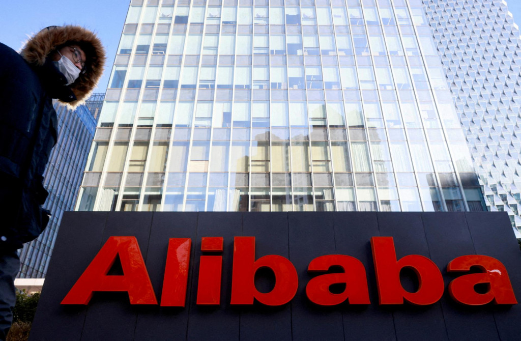 Logo skupiny Alibaba v Pekingu v Číne. FOTO: Reuters